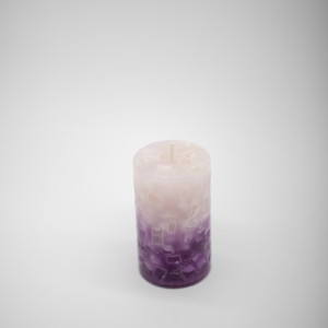 Stumpenkerze flach (weiß-violett)
